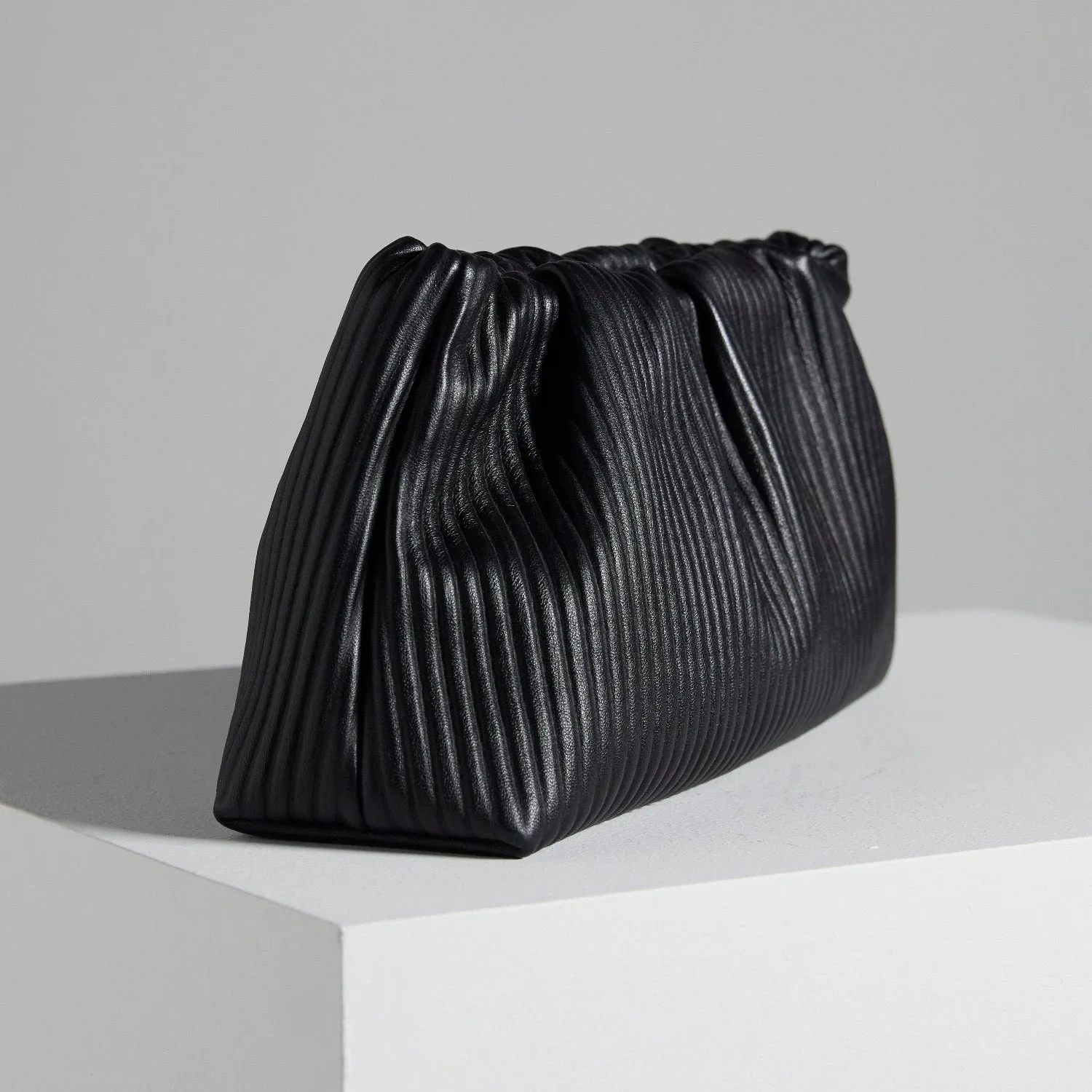 Roll 26 Corrugated Black Clutch