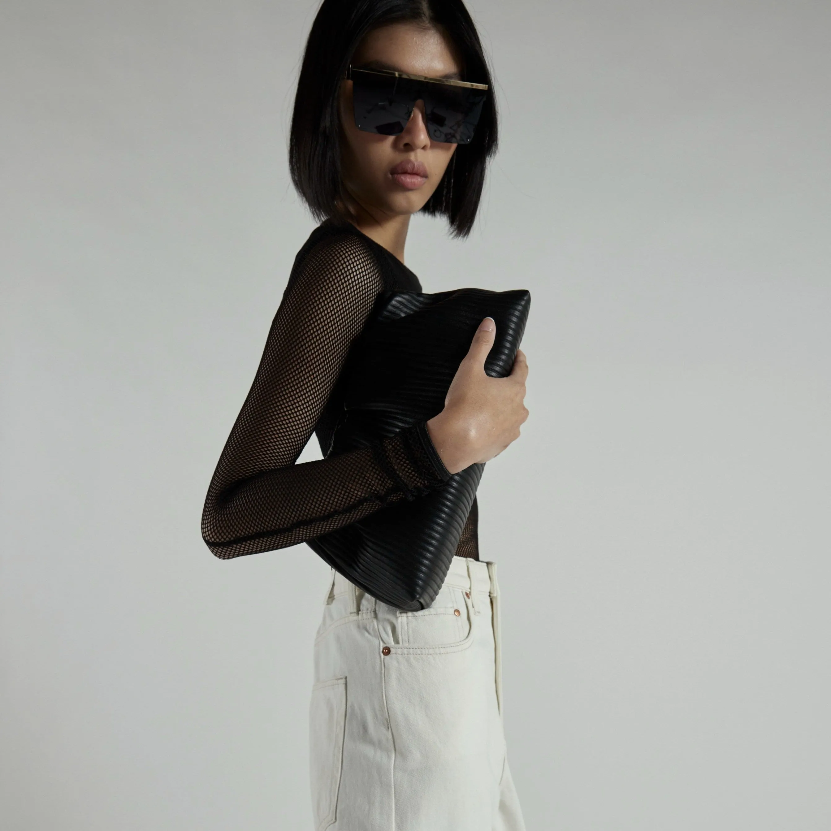 Roll 26 Corrugated Black Clutch