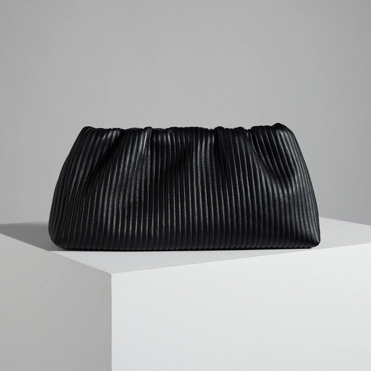 Roll 26 Corrugated Black Clutch